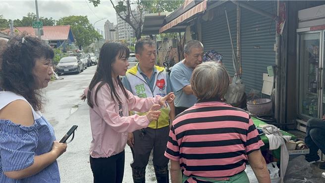 立委黃捷昨晚及今早刻意在臉書PO出勘災影片、照片證明人已經回到工作崗位。（黃捷服務處提供）