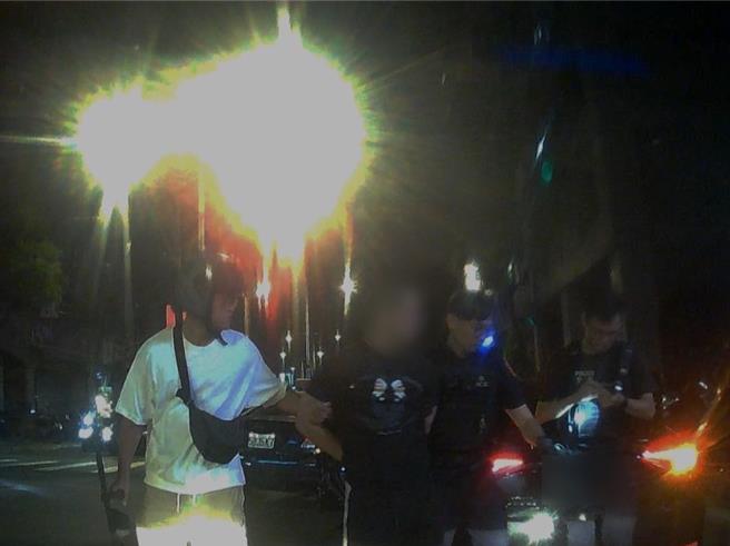 55岁郑姓女子4月在脸书上认识一名自称为驻美工程师的刘姓男子，对方先以话术营造恋爱氛围，时机成熟后再提出投资邀请，郑女也不疑有他加入投资，陆续投入119万后才惊觉受骗，警方逮到车手后，依诈欺罪及违反洗钱防制法移送法办。(树林分局提供)