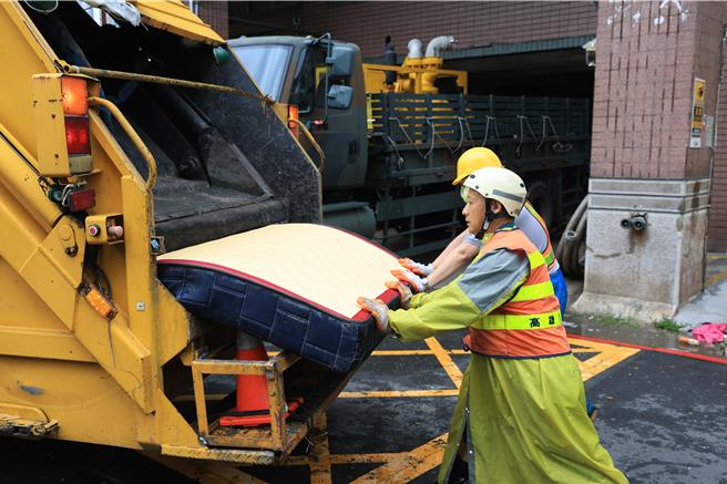 凯米颱风重创高雄，街道满目疮痍，树干树枝树叶满地，经过清洁人员努力下，不到24小时接到接近復原。（民眾提供）