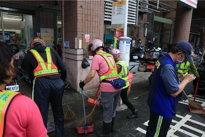 凯米颱风重创高雄，街道满目疮痍，树干树枝树叶满地，经过清洁人员努力下，不到24小时接到接近復原。（民眾提供）