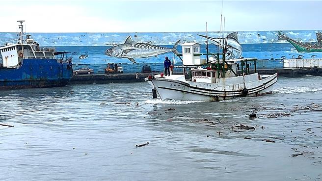 台東漁船衝破漂流木形成的障礙道返回富岡漁港。（蕭嘉蕙攝）
