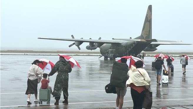 金門地區昨受凱米颱風外圍環流影響天候不佳，上千旅客被迫滯留，國軍今規畫16架次C-130運輸機投入疏運，全力搶運助民回家。(于家麒攝)