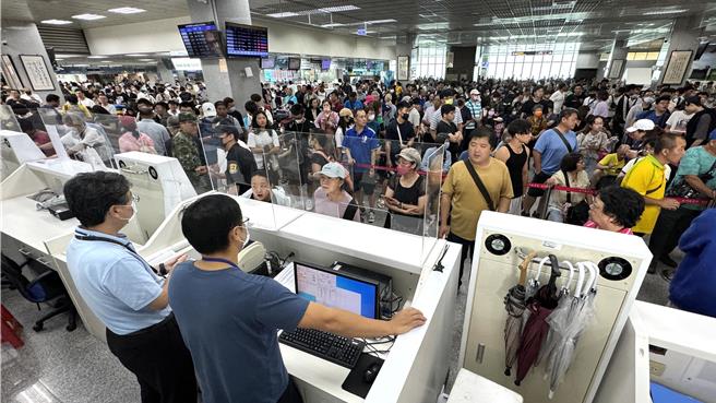 今日一早金門尚義機場大廳仍擠爆上千滯旅客準備搭機，現場各航線候補人數總計已逾1800號，人山人海等候叫號。(于家麒攝)