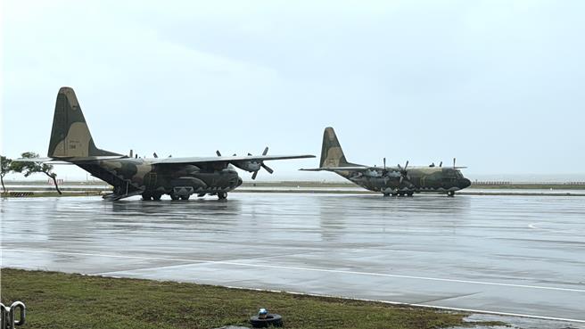 兩架空軍C-130運輸機於07：15及07：20分左右接繼飛抵金門尚義機場，於09：50分左右天氣好轉，順利載回第一批共140位滯留旅客。(于家麒攝)