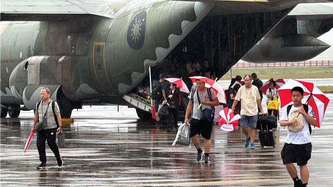 原預計於08：40分飛往松山的軍機，卻因塔台臨時通知航線中「惡劣天氣」取消飛行任務，只好再開回軍用停機坪請民眾下機等候。(于家麒攝)