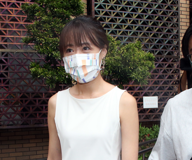 台北地院26日宣判新竹市长高虹安担任立委期间被控诈领助理加班费案，当中高的前助理、绰号「公卫文」的王郁文（见图）遭判刑2年，获宣告缓刑5年，听判后离开台北地院。（赵双杰摄）