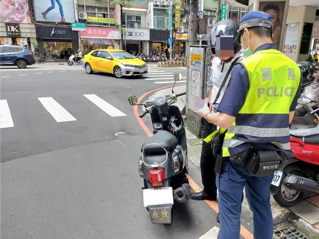 为防制违规使用不合格牌照衍生道路安全问题，新北警加强拦查取缔牌照违规。（新北市警察局提供）
