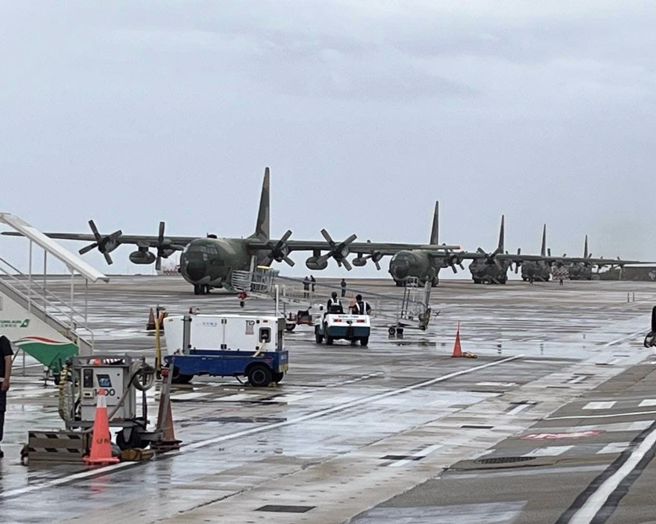 6架C-130运输机在马公机场出现「大象走路」场警， 冒雨疏运画面曝光 。(立委杨曜办公室提供)
