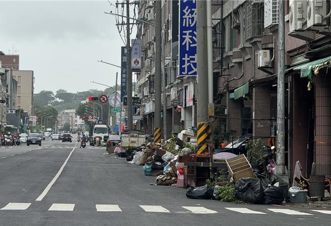 鼓山三路邊仍有許多居民清出垃圾待清理。（洪靖宜攝）