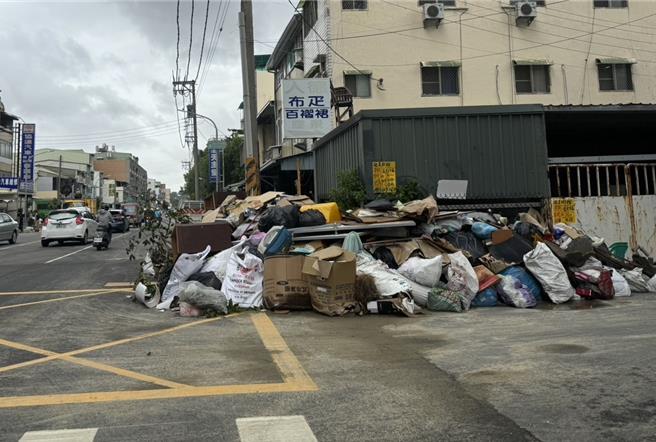 鼓山三路邊仍有許多居民清出垃圾待清理。（洪靖宜攝）