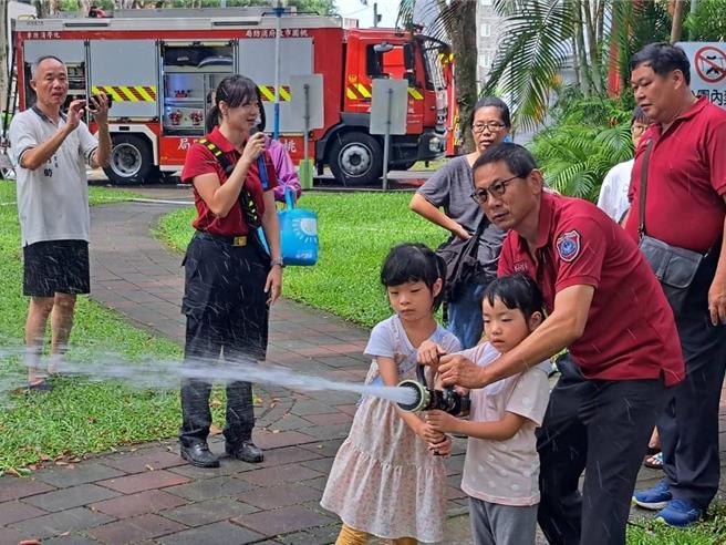 坪顶消防队前进龟山区文化里戏水活动办理宣导，在民眾安全玩水的同时也能学习丰富防溺知识。（坪顶消防分队提供）