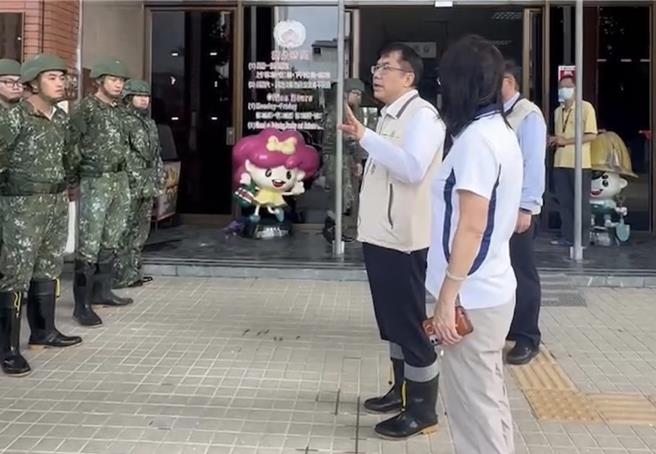 台南市長黃偉哲（右二）今早慰勉國軍弟兄救災辛苦。（台南市政府提供／曹婷婷台南傳真）