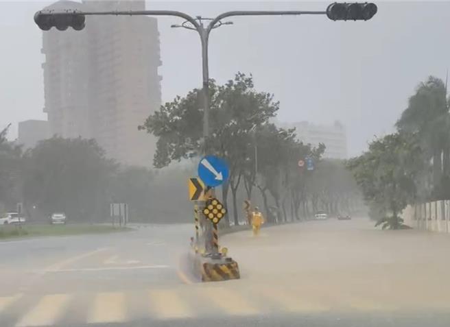 高雄25日受凱米颱風雨勢影響多處淹水，居民指澄清湖畔地勢高過去沒淹過這次卻慘淹，環團將矛頭指向開發案指未來恐更嚴重。（民眾提供／任義宇高雄傳真）
