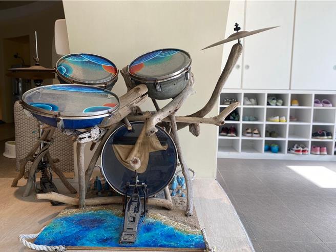 国立海洋科技博物馆设立首座博物馆附设乐龄学习中心， 8月起将开办一系列创意实用课程，提供给55岁以上的乐龄族群参与和学习。图为使用海废制作的爵士鼓。（海科馆提供／徐佑升基隆传真）