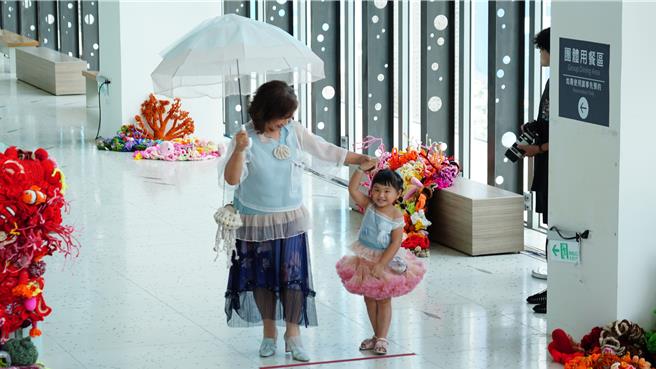 国立海洋科技博物馆设立首座博物馆附设乐龄学习中心， 8月起将开办一系列创意实用课程，提供给55岁以上的乐龄族群参与和学习。图为老幼共学课程。（海科馆提供／徐佑升基隆传真）