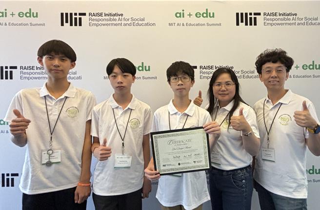 台灣國中生團隊設計一款「No Waste App」手機應用程式，近日在美國麻省理工學院主辦的人工智慧與教育高峰會國際發表競賽中，榮獲最佳設計獎。由左至右分別是林庚叡同學、楊師宸同學、楊師廷同學、許庭嘉教授、楊智超老師。（台師大提供）
