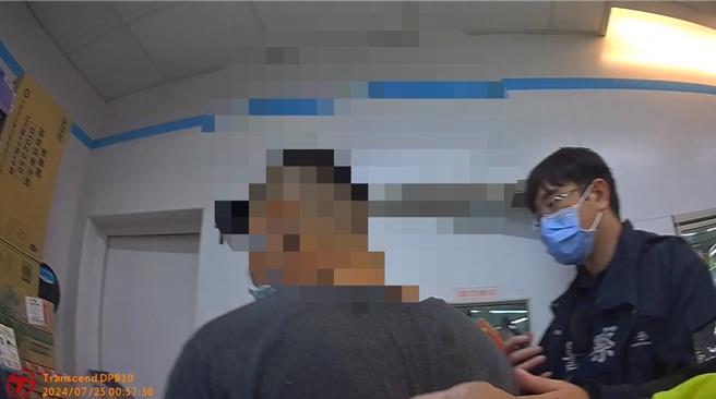 警方於超商逮提領車手。（翻攝照片／洪靖宜高雄傳真）