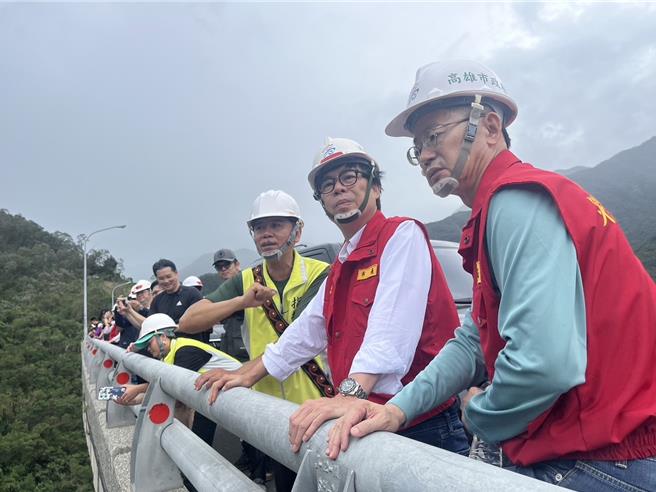 高雄市長陳其邁前往茂林區視察高132線及情人谷聯外道路搶通現況。（高雄市原民會提供／林雅惠傳真）