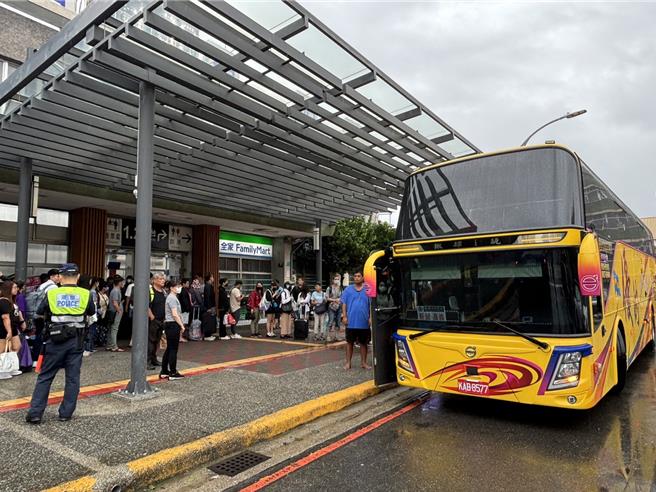 受凯米颱风影响，台铁嘉义至新营中断，通勤民眾暂时只能搭接驳车。(交通局提供／曹婷婷台南传真)