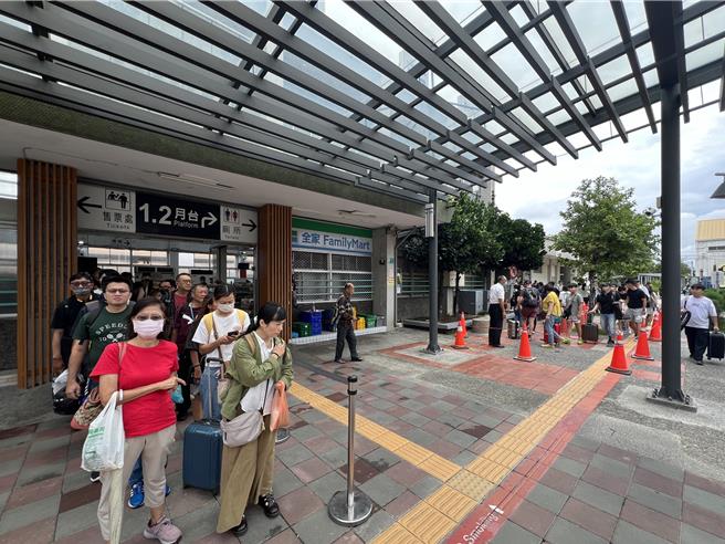 受凯米颱风影响，台铁嘉义至新营中断，通勤民眾暂时只能搭接驳车。(交通局提供／曹婷婷台南传真)