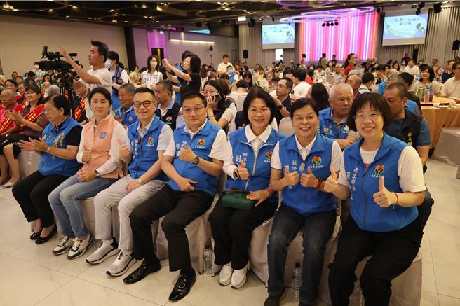 苗栗县政府27日表扬模范父亲及好人好事代，包括南庄乡长罗春莲（右起）、头份市长罗雪珠、狮潭乡长刘淑能、头屋乡长徐鑫荣、苗栗市长余文忠、苗栗县副议长张淑芬、立委陈超明夫人吴丽利到场祝贺。（谢明俊摄）