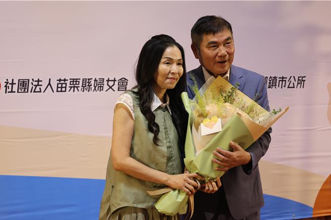 苗栗县长锺东锦27日表扬模范父亲，接受爱妻陈美琦献花祝贺父亲节快乐。（谢明俊摄）