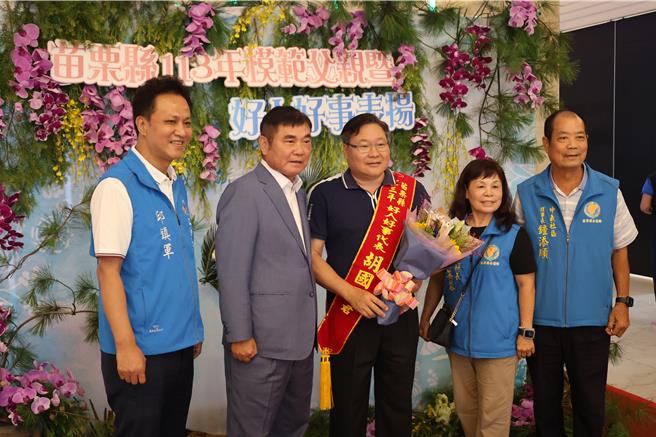 苗栗县长锺东锦27日与立委邱镇军一同表扬模范父亲。（谢明俊摄）