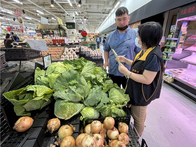 台南市菜價飆漲，消保官風災期間派員前往大賣場稽查物價狀況。（台南市法制處提供／程炳璋台南傳真）