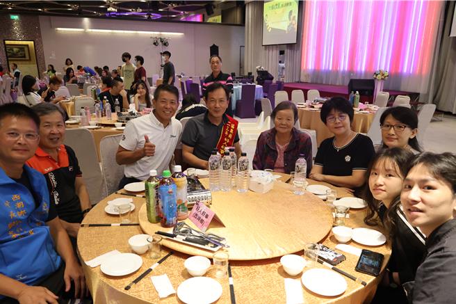 头份市卫生所主任徐春仕（中）获选西湖乡好人好事代表。（谢明俊摄）