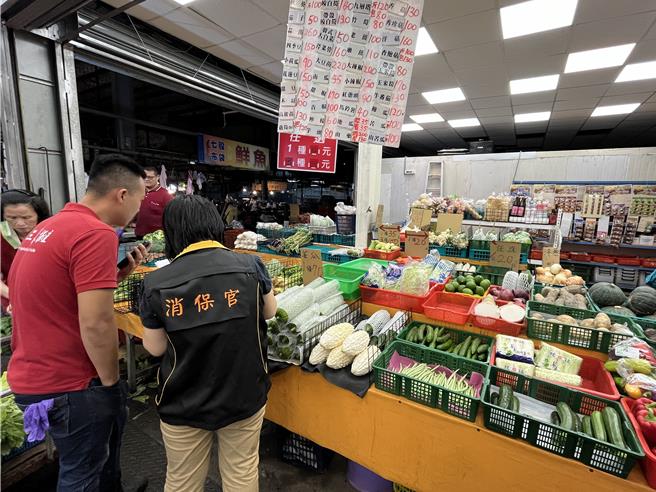 網友高喊菜價貴爆還買不到，台南市消保官風災期間到傳統市場稽查物價狀況。（台南市法制處提供／程炳璋台南傳真）