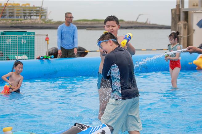 2024新北八里港湾「FUN假趣·探秘海巡」嘉年华，今（27）日于台北港海巡基地登场，活动至28日。（新北市经发局提供）