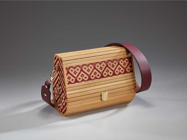 展品中最吸睛的是竹条结合皮件、金属、布面等异材质编织形塑的时尚包，还有创新技法编制的中国服饰造型《竹衣裳》。（台中市文化局提供／张妍溱台中传真）