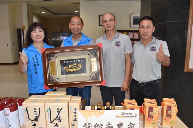 头份市农会总理事长徐陈森荣获台湾养蜂协会举办的「2024年全国国产蜂蜜品质评鑑」头等奖，徐陈森今年曾拿下苗栗县蜂蜜评鑑特等奖。（谢明俊摄）