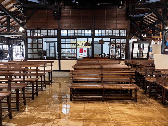 永成戏院此次也难逃淹水，目前关闭加强清理环境淤泥，预计明日开放参观。（台南市文化局提供／曹婷婷台南传真）