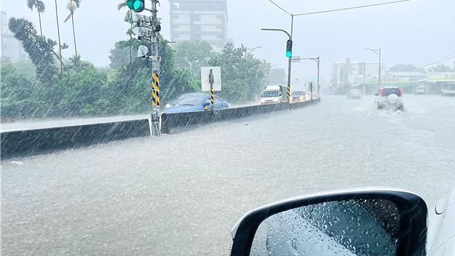台东市中华路四段、近丰源大桥端路面积水严重，积水深达半颗轮胎高。（萧嘉蕙摄）