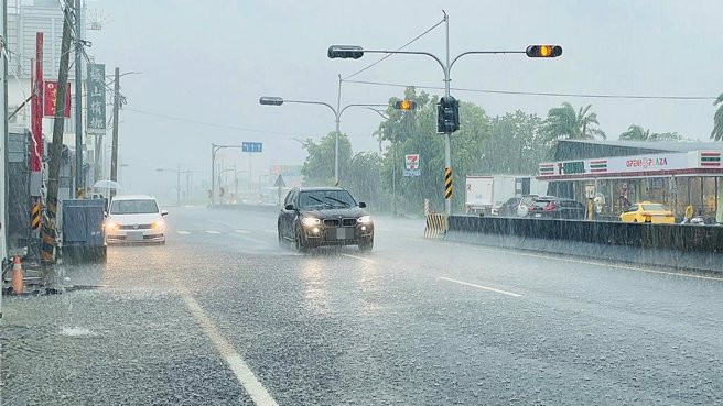 汽车行经泥泞或积水区未减速慢行，致污溼他人身体、衣物，可处600元以上1800元以下罚锾。（萧嘉蕙摄）
