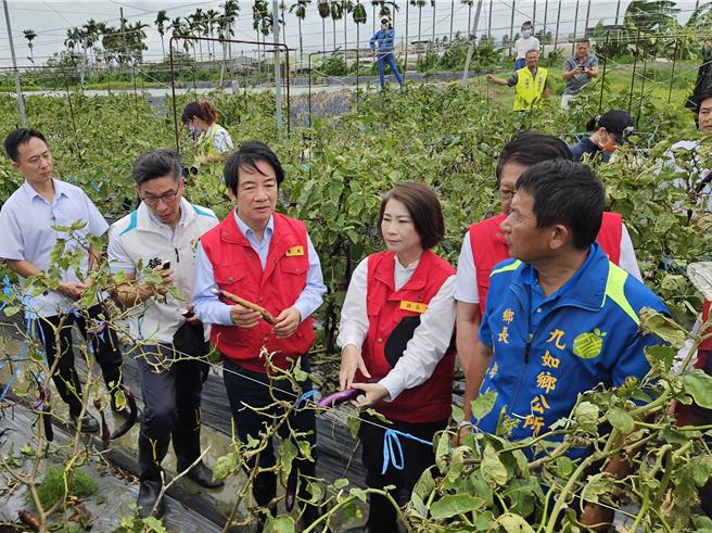 总统赖清德（左三）由屏东县长周春米（左四）陪同，到屏东县勘灾。（罗琦文摄）