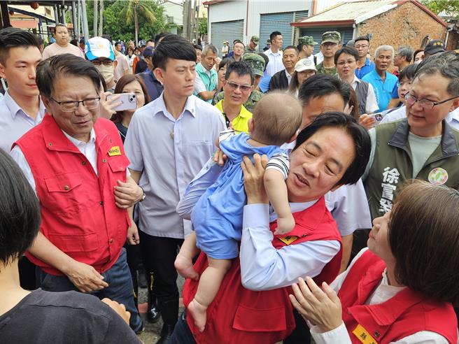 总统赖清德勘灾时，看到可爱的小婴儿，伸手抱过来和妈妈话家常。（罗琦文摄）