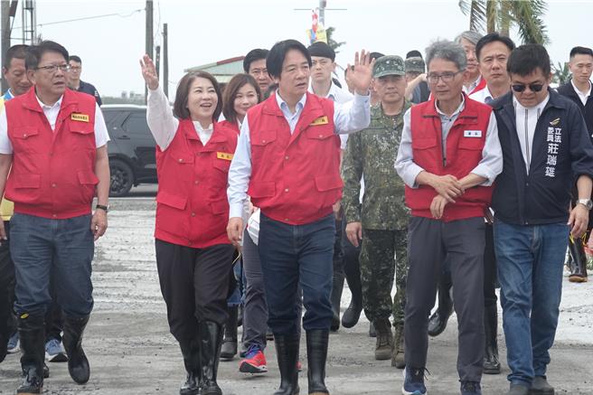 总统赖清德（中）到东港大潭勘灾，和民眾打招呼。（罗琦文摄）