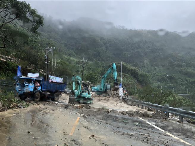 草岭村通往石壁部的停车场有土石滑落而阻断通道，26日已全面抢通，今天往更高处修復。（汪令尧提供）