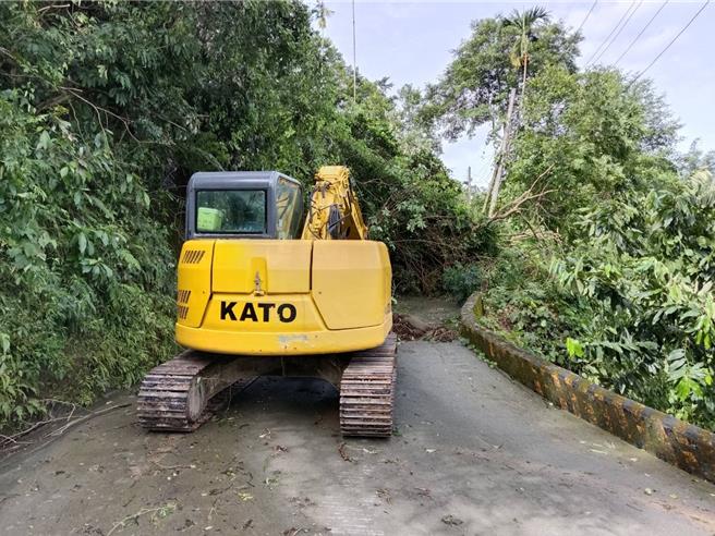 古坑乡今第四天停班停课，怪手司机忙不停，持续抢修产业道路。（周丽兰摄）