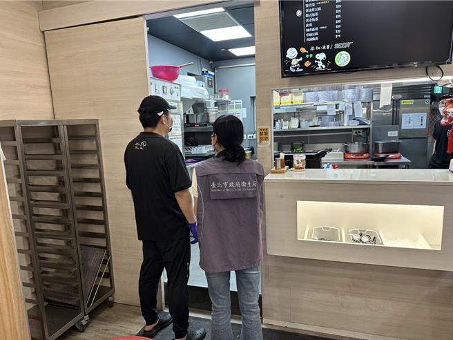 位在台北市中正区的一间连锁便当店「梁社汉排骨」，遭民眾反映便当中残留卫生纸，为此台北市卫生局今日派员前往稽查。(台北市卫生局提供)