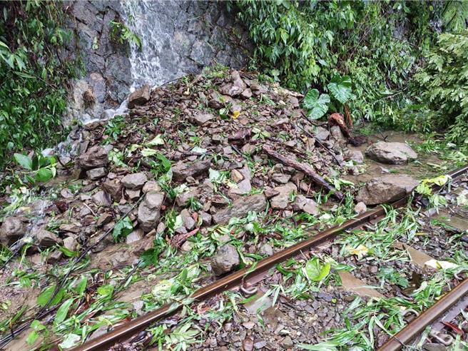 阿里山林鐵邊坡土石崩落、倒樹災害多達89處。（阿里山林鐵及文資處提供∕呂妍庭嘉義傳真）