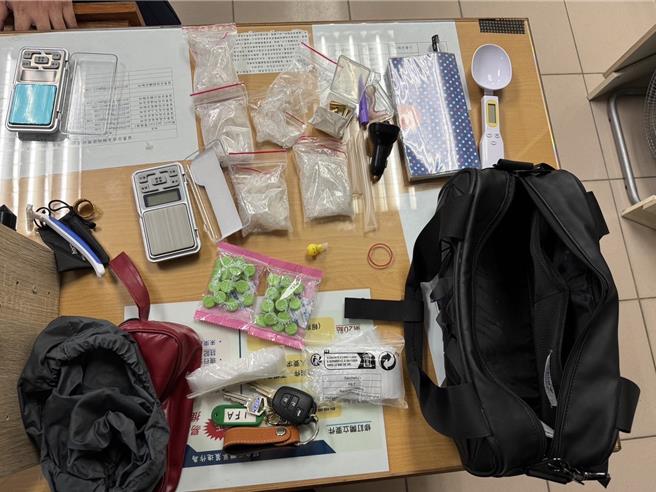 苗栗警分局銅鑼分駐所員警日前在越籍移工車上查獲改造子彈及毒品等物品，詢後依法送辦。（讀者提供／謝明俊苗栗傳真）