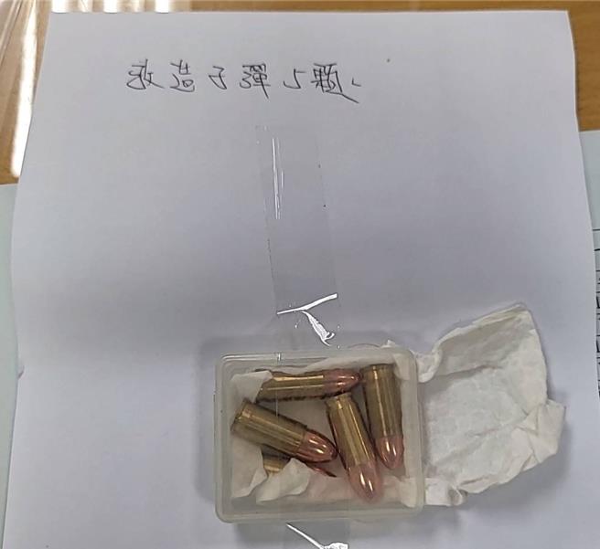 苗栗警分局銅鑼分駐所員警日前在越籍移工車上查獲改造子彈及毒品等物品，詢後依法送辦。（讀者提供／謝明俊苗栗傳真）