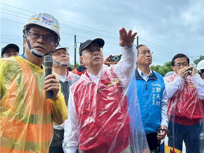 行政院長卓榮泰今天到台9線164.2公里邊坡災點附近勘災。（行政院提供）