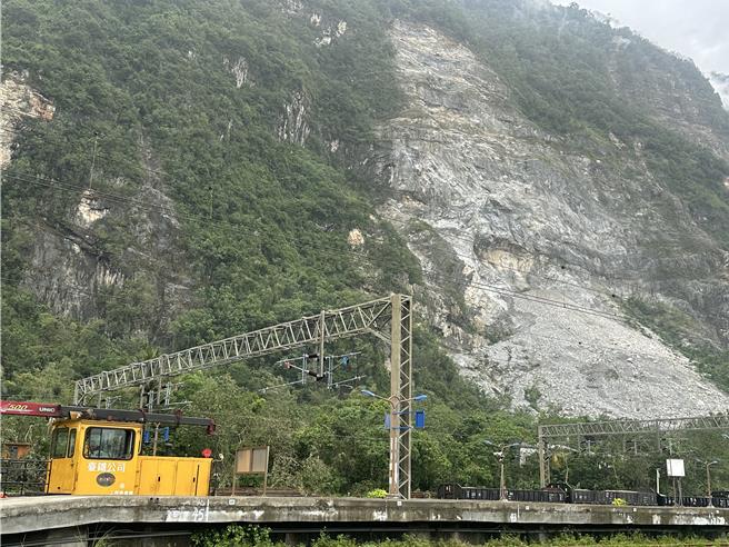 台9線164.2公里邊山區坡被大雨沖刷，光禿一大片。（王志偉攝）