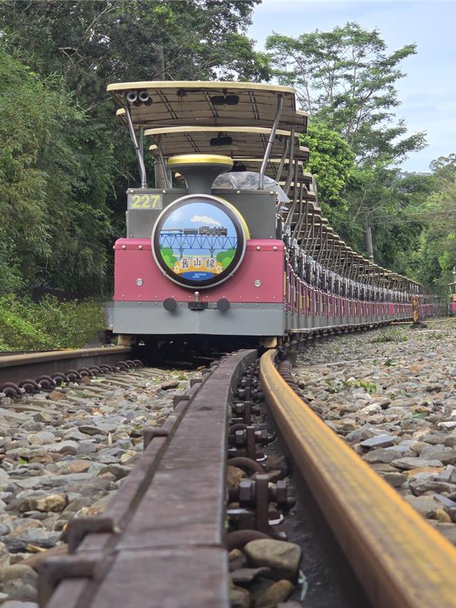 苗栗舊山線鐵道自行車颱風過後，26日就全線恢復通行，27日更有千名遊客湧入共度周末。（祺峰公司提供／謝明俊苗栗傳真）