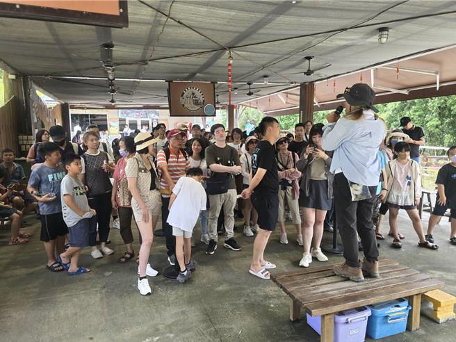 苗栗舊山線鐵道自行車颱風過後，26日就全線恢復通行，27日更有千名遊客湧入共度周末。（祺峰公司提供／謝明俊苗栗傳真）