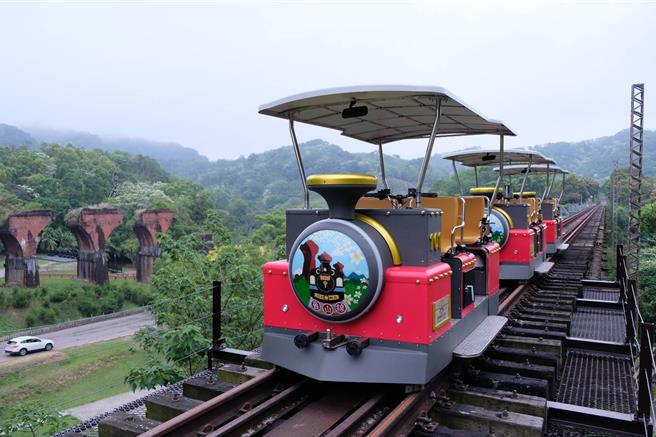 苗栗舊山線鐵道自行車颱風過後，26日就全線恢復通行，27日更有千名遊客湧入共度周末。（祺峰公司提供／謝明俊苗栗傳真）